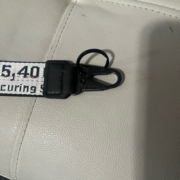 Off-White Keychain - Picture 7 of 7